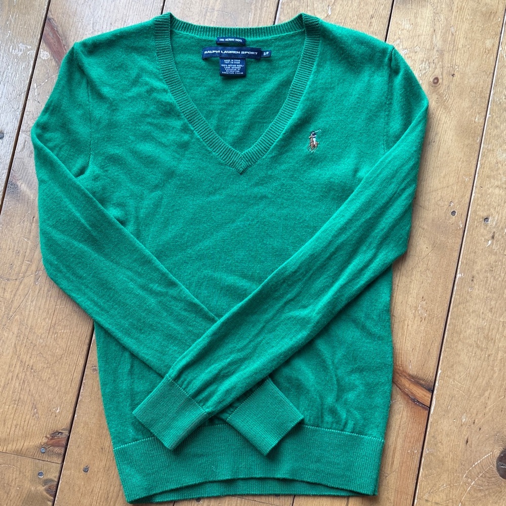Ralph Lauren women’s V-Neck Sweater in Green 💯 merino wool